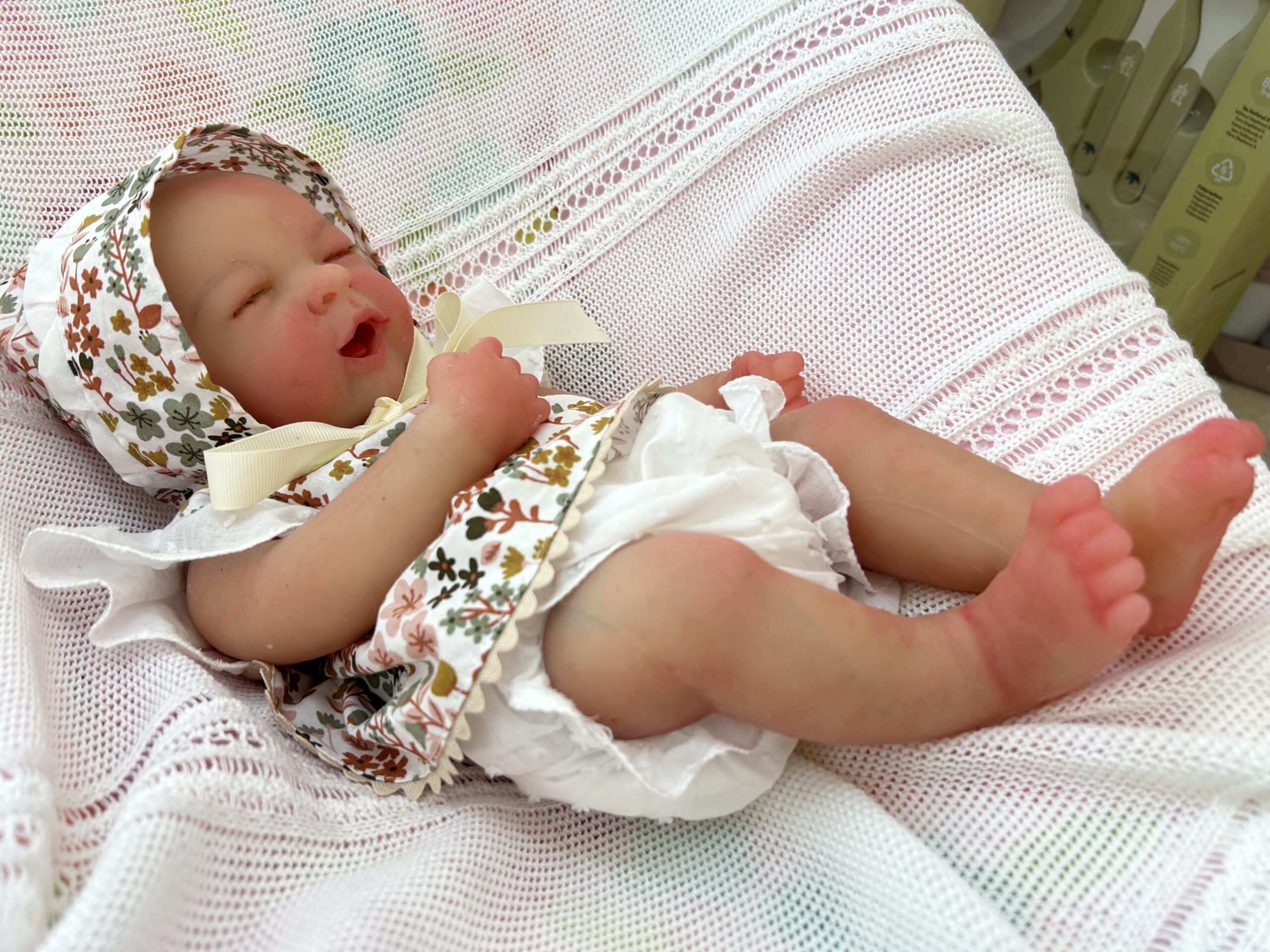 bebé reborn con ropa de flores